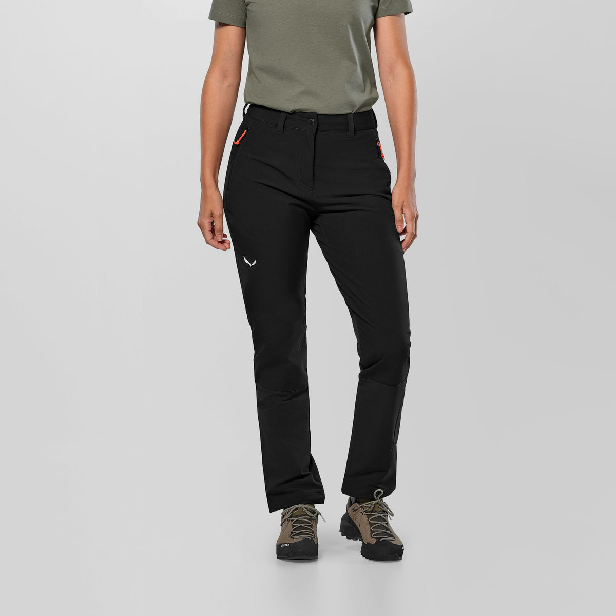 Salewa ženske pohodne hlače Puez Dolomia 2 Pants – na modelu